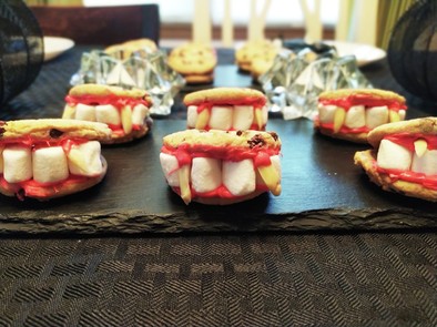 ハロウィンのドラキュラの歯の写真