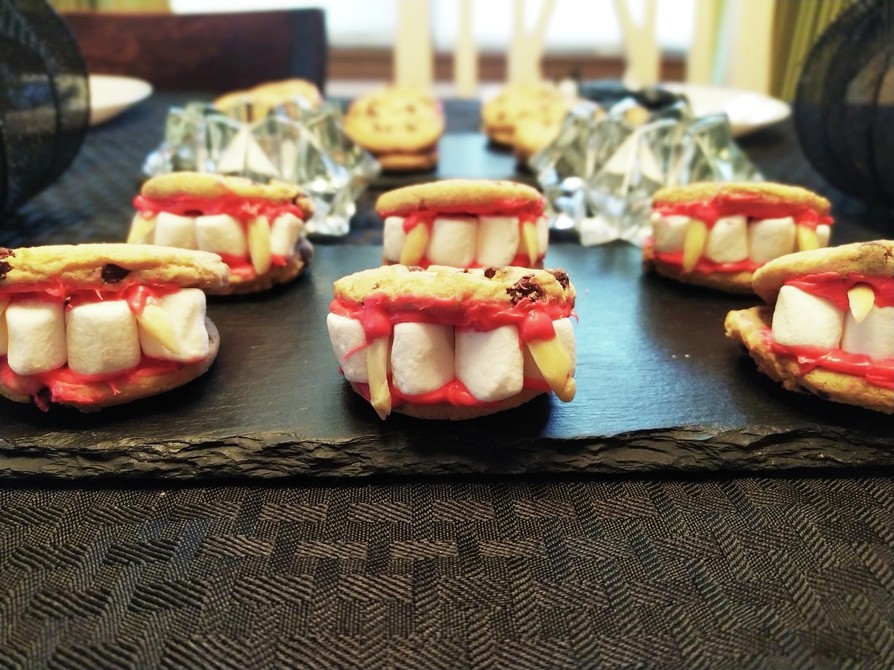 ハロウィンのドラキュラの歯の画像