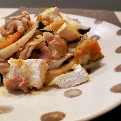 豚肉と秋野菜の味噌蒸し カマンベール入りの写真