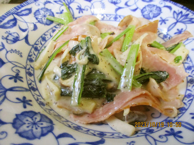 ベーコン小松菜の　ホワイトソース炒めの写真