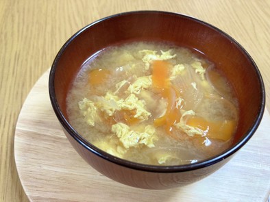 にんじんと玉ねぎの味噌汁の写真