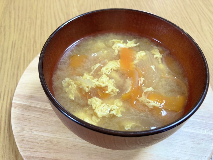 にんじんと玉ねぎの味噌汁の画像
