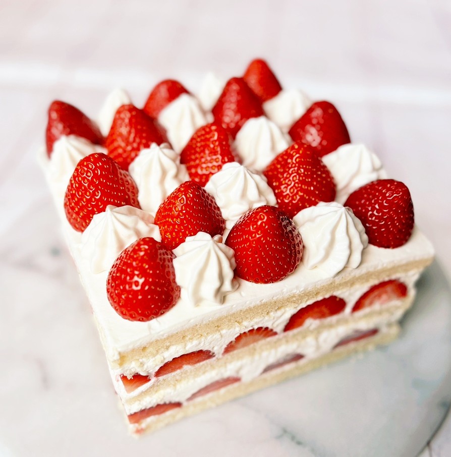 シンプルだけど華やかな苺ショートケーキの画像