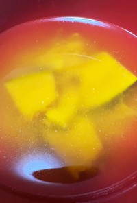 シンプルで美味！かぼちゃのコンソメスープ