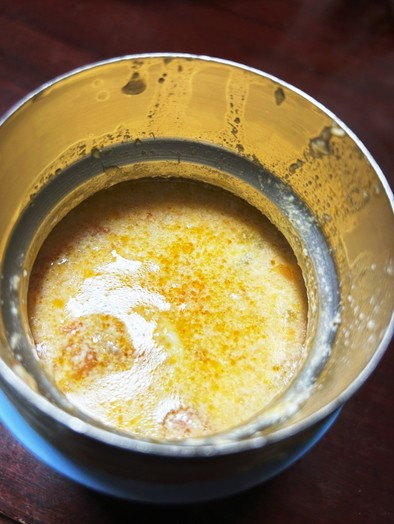 簡単ピリ辛トマトと卵、牛乳スープの写真