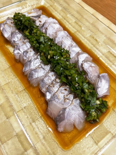 刺身太刀魚の炙り　ニラ中華ソースの写真