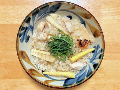 鶏肉と穂先筍の土鍋で炊き込みご飯の写真
