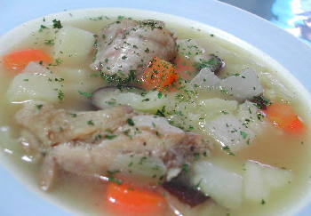 骨付鶏肉と根菜のスープの画像