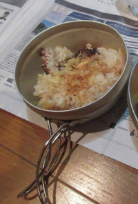 コッヘル利用　古々米で炊き込みご飯