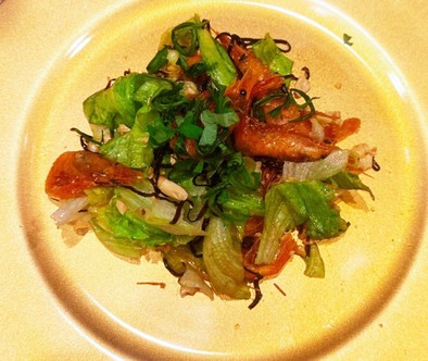 簡単・ナッツ，レタスと塩昆布のサラダの写真