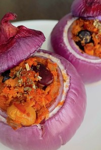 紫玉ねぎのチリコンカン入りグリル焼き