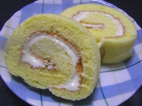 レアチーズクリームのロールケーキ