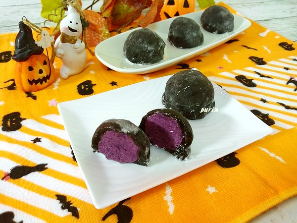 黒ゴマと紫芋の求肥饅頭の画像
