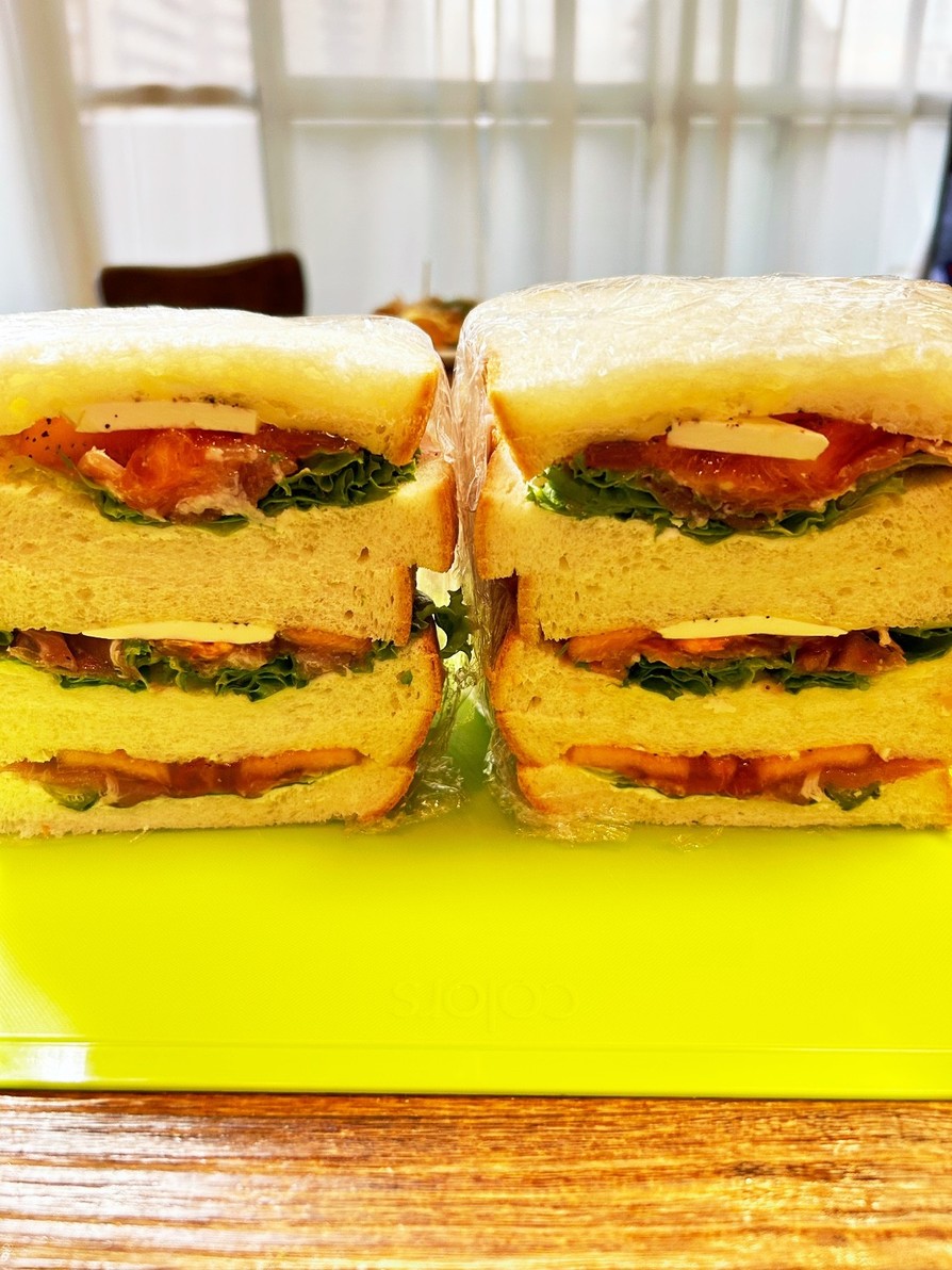 柿、クリームチーズ、生ハムのサンドイッチの画像