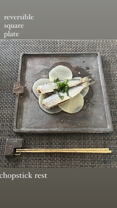 白梅に煮魚の写真