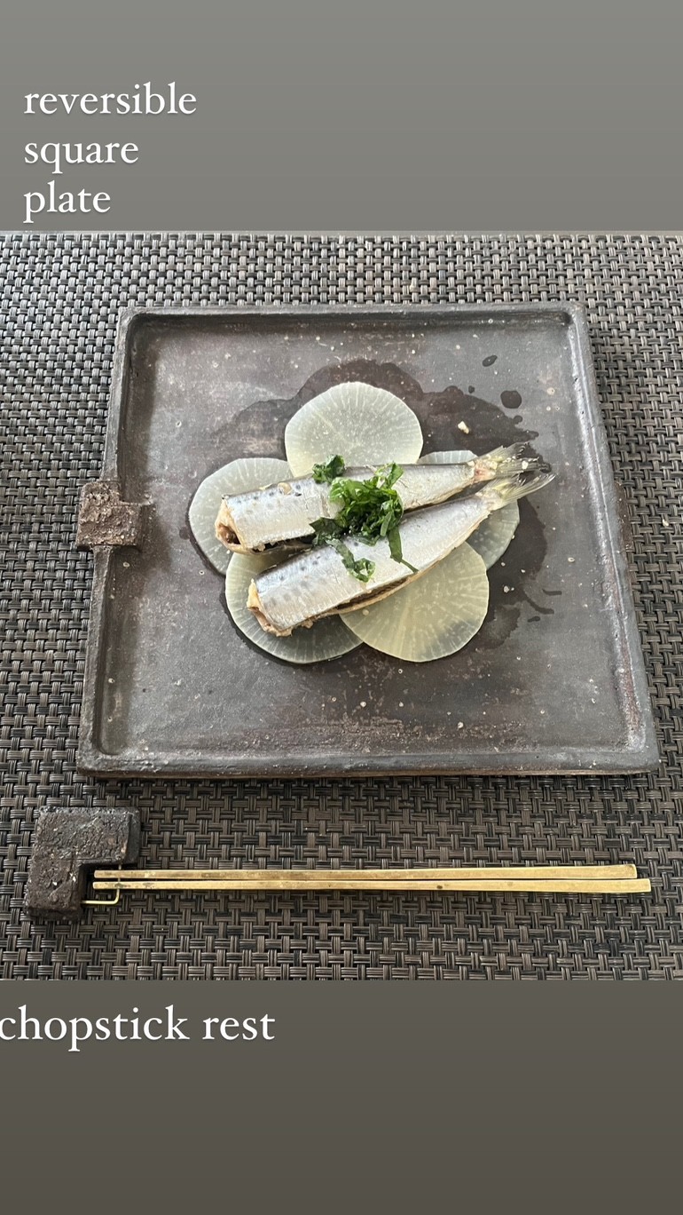 白梅に煮魚の画像