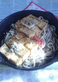 網焼き絹厚揚げ載せ焼きうどん