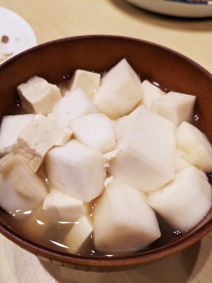 白はんぺんと木綿豆腐の味噌汁の画像