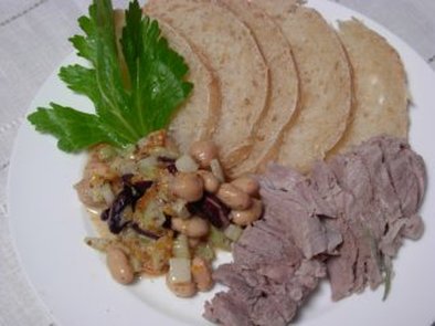 茹で豚と煮豆の冷菜の写真