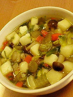 はんぺんと残り野菜の簡単コンソメスープの画像