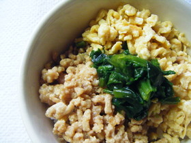 3色そぼろ丼