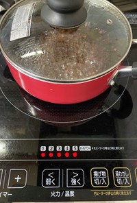 IHコンロであずきを煮る。