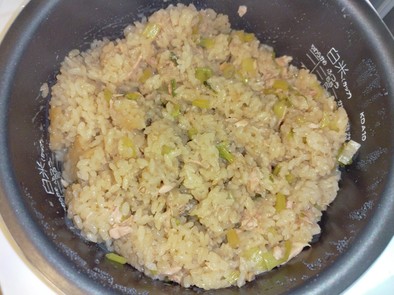 ツナ缶と蕪の葉の炊き込みご飯の写真