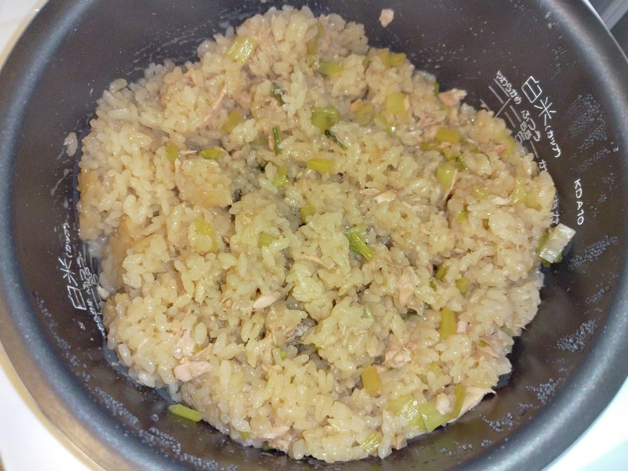 ツナ缶と蕪の葉の炊き込みご飯の画像