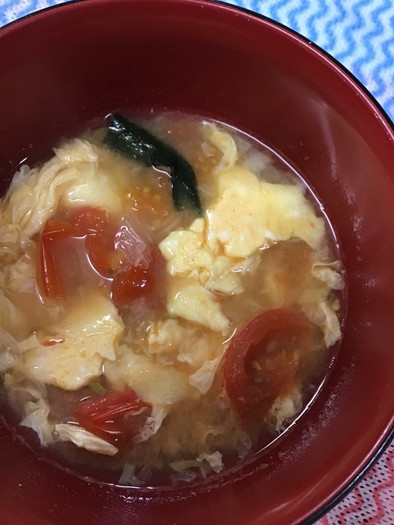 ゆうげの味噌汁/トマトと卵の写真