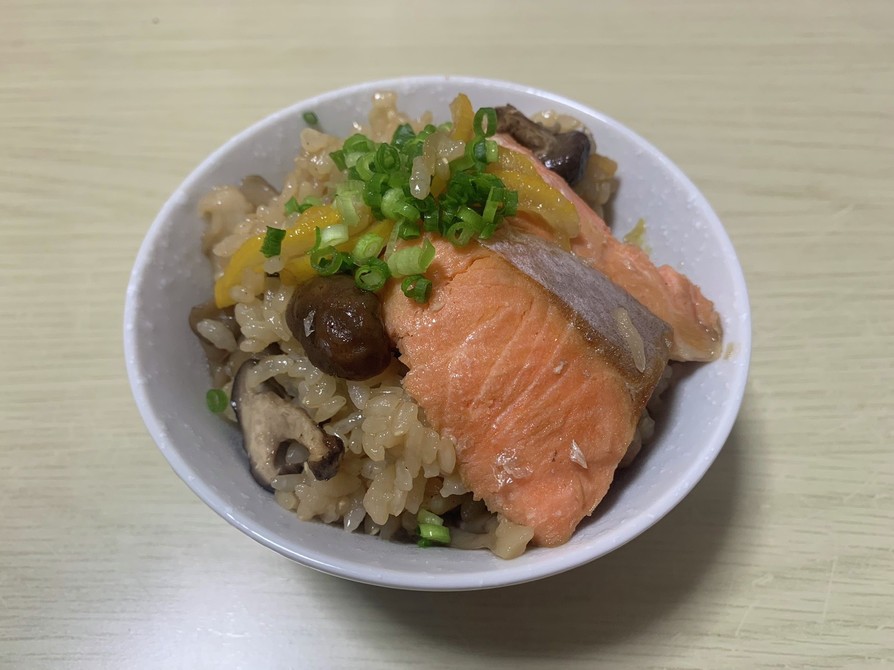 柚子香る鮭とキノコの炊き込みご飯の画像