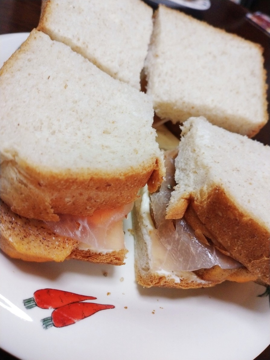 柿と生ハムのサンドイッチの画像