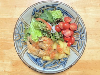 鶏手羽中とジャガ芋と玉ネギのトマト煮の写真