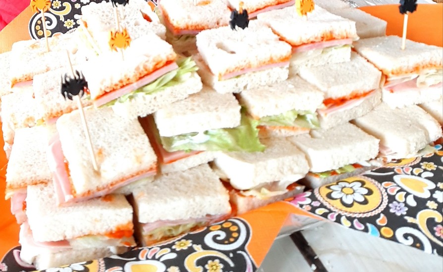 赤ピーマンソースのサンドイッチの画像