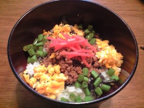 お花みたい♪かわいいそぼろ丼