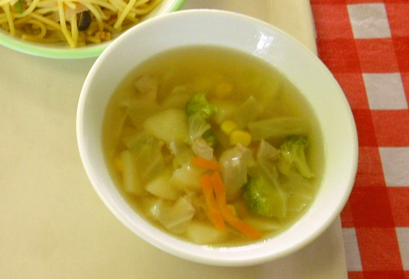 給食の野菜スープの画像