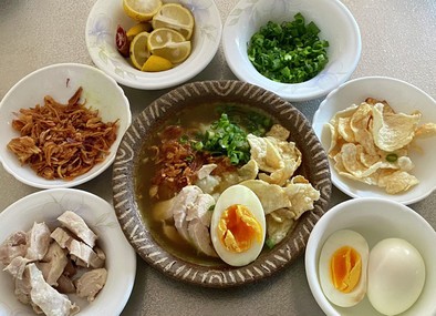 インドネシア♡いろいろのせて朝食のお粥の写真