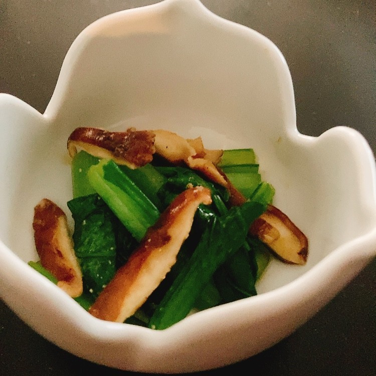 ラー油でピリ辛、小松菜と椎茸の和え物の画像