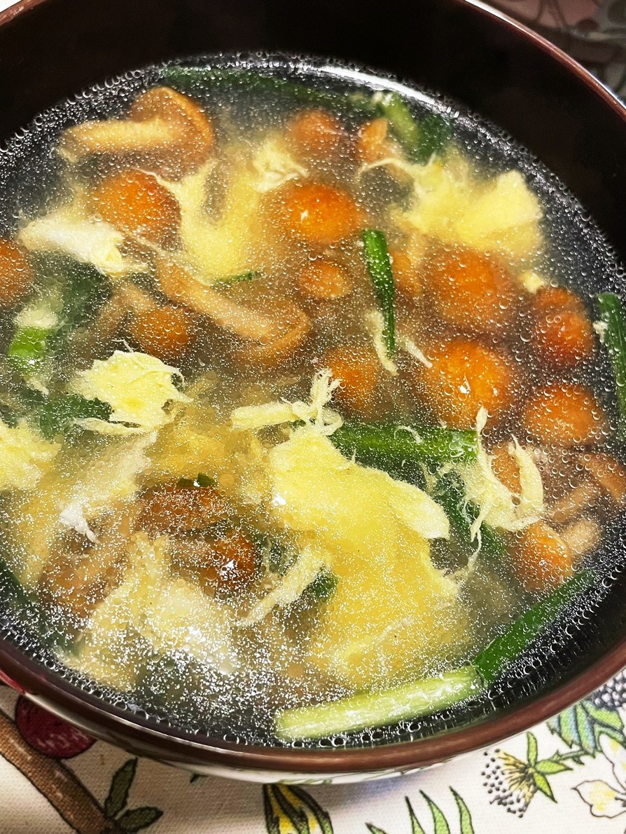 ニラとなめこの中華スープの画像