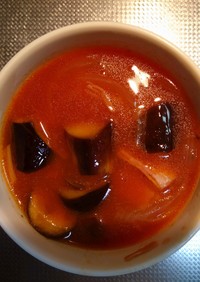ナスと玉ねぎを使って作るトマトスープ