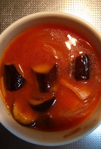 ナスと玉ねぎを使って作るトマトスープ