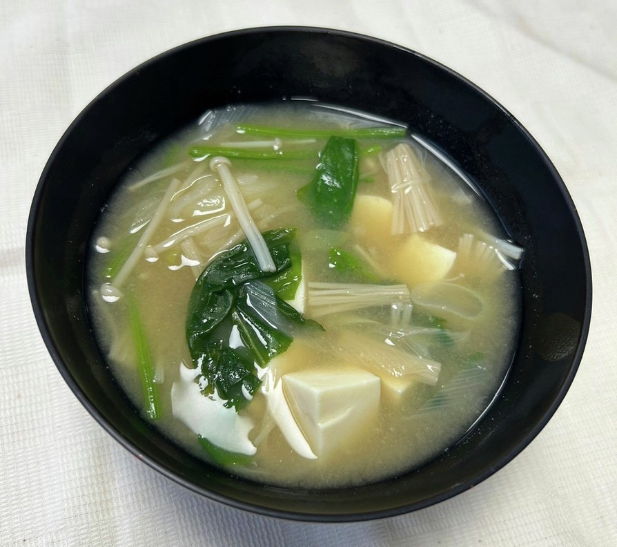 豆腐とほうれん草の味噌汁の画像
