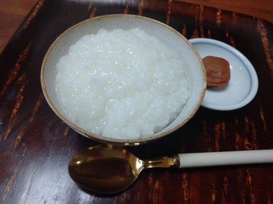 お米から炊くお粥の写真