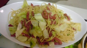 春キャベツとハムサラミのパスタ