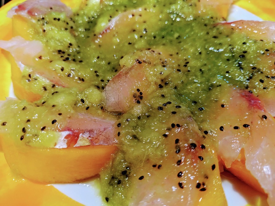 柿と白身魚のキウイソース掛けの画像