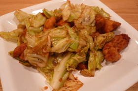 鶏のから揚げのキャベツ炒め