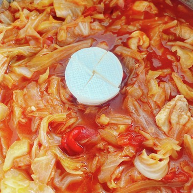 丸ごとカマンベールのカレートマト鍋の写真