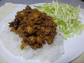 お豆さんごろごろドライカレー
