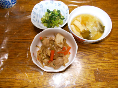 鶏肉とごぼうと玉ねぎの煮物の写真
