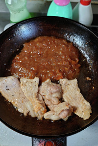 ヨウサマの減塩豚の赤味噌×玉ねぎソース