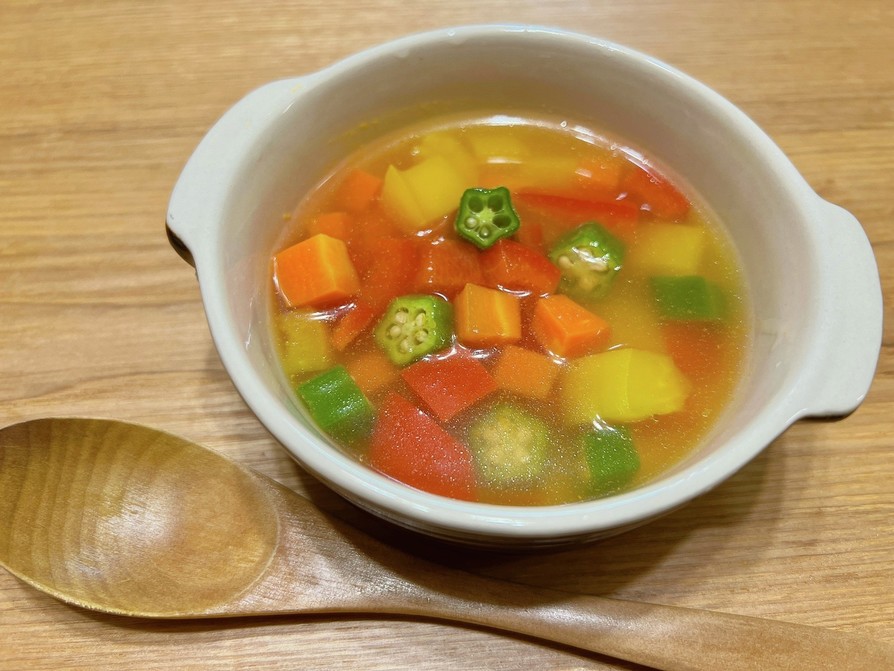 彩り野菜のコンソメスープの画像